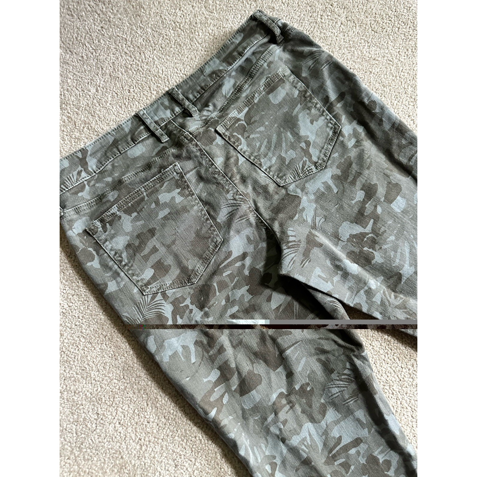 Tommy Bahama Skinny Ankle Jeans Women's 12 Olive Grn Tropical Camo Print Stretch — image 8 of 8